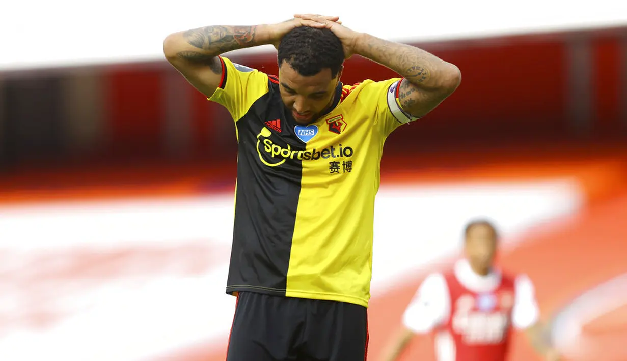 Pemain Watford, Troy Deeney, tampak kecewa usai ditaklukkan Arsenal pada laga Premier League di Stadion Emirates, Minggu (26/7/2020). Arsenal menang 3-2 atas Watford. (AP photo/Julian Finney, Pool)