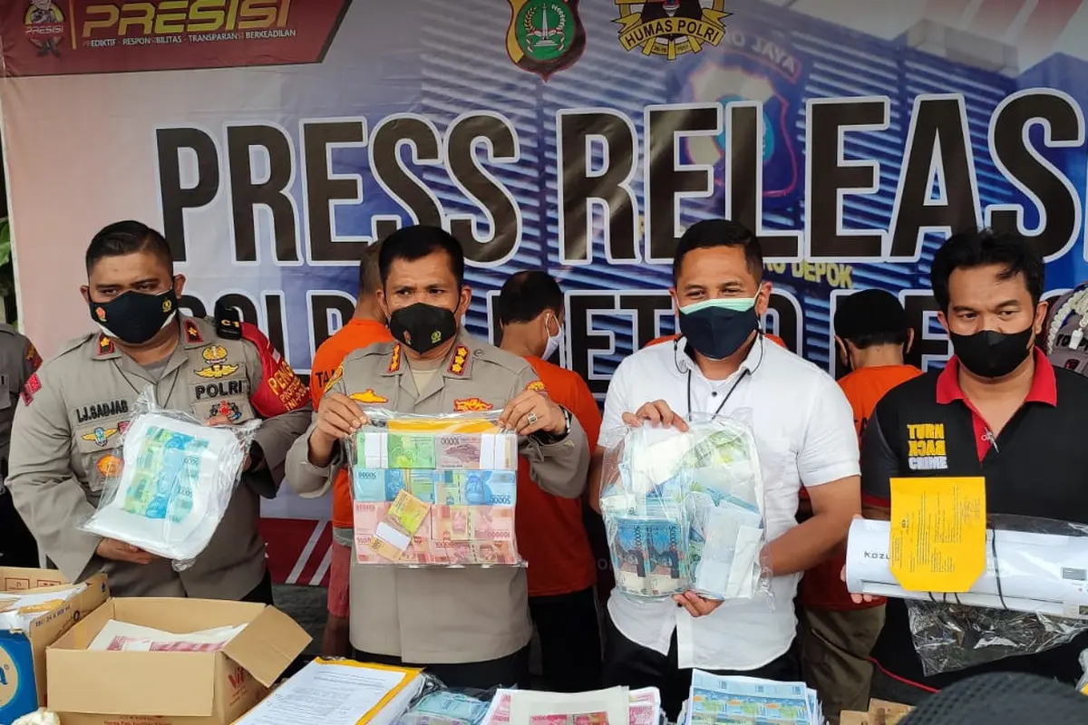 Polres Metro Depok menunjukan barang bukti berupa Upal yang diamankan dari ke empat pelaku. (Liputan6.com/Dicky Agung Prihanto)