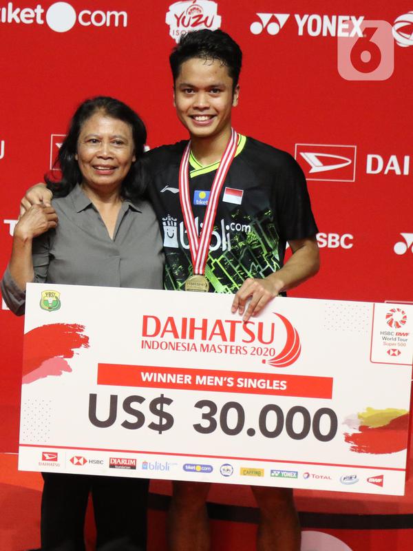 Pebulutangkis Indonesia, Anthony Sinisuka Ginting (kanan) bersama ibunya usai laga final tunggal putra Indonesia Masters 2020 melawan Anders Antonsen (Denmark) di Istora GBK, Jakarta, MInggu (19/1/2020). Anthony Sinisuka Ginting unggul 17-21 21-15 21-9. (Liputan6.com/Helmi Fithriansyah)