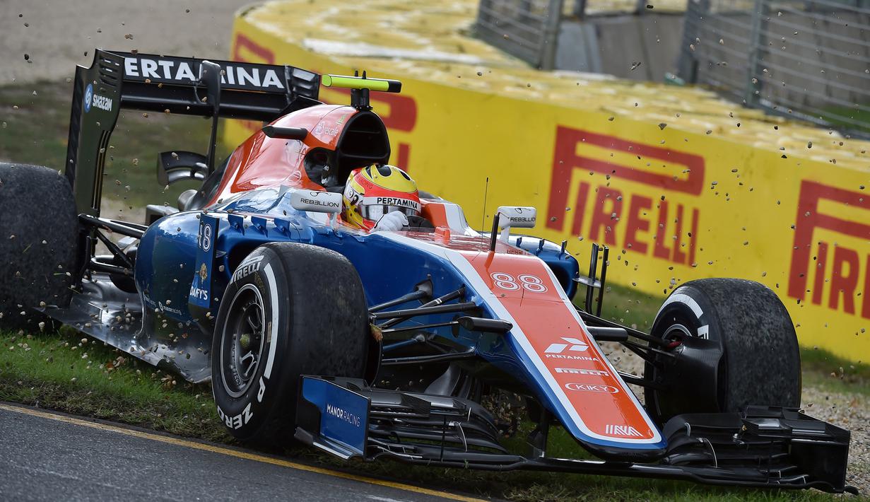 Rio Haryanto sempat masuk ke gravel sepuluh menit sebelum sesi latihan berakhir. Pebalap berusia 23 tahun itu hanya menjajal Sirkuit Albert Park sebanyak tujuh lap. (AFP/Paul Crock)
