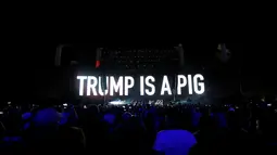Sebuah tulisan untuk capres AS dari partai Republik, Donald Trump terlihat di sebuah layar saat musisi Roger Waters tampil dalam festival musik Desert Trip di Empire Polo Club di Indio, California AS, (9/10). (REUTERS/Mario Anzuoni)