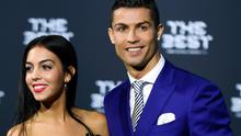 Bintang Real Madrid, Cristiano Ronaldo menghadiri acara penghargaan Best FIFA Football Awards di Zurich, Senin (9/1). Menghadiri acara ini, Ronaldo mengajak serta putranya Cristiano Jr dan kekasih barunya, Georgina Rodriguez (Ennio Leanza/Keystone via AP)