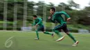 Bek timnas Indonesia U-23, Hansamu Yama Pranata beradu cepat lari saat latihan di Temasek Polytechnic, Singapura, Kamis (4/6/2015). Timnas Indonesia akan melawan Kamboja pada 6 Juni mendatang. (Liputan6.com/Helmi Fithriansyah)