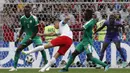Striker Polandia, Robert Lewandowski, melepaskan tendangan ke gawang Senegal pada laga Piala Dunia di Stadion Spartak, Selasa (19/6/2018). Senegal menang 2-1 atas Polandia. (AP/Darko Vojinovic)
