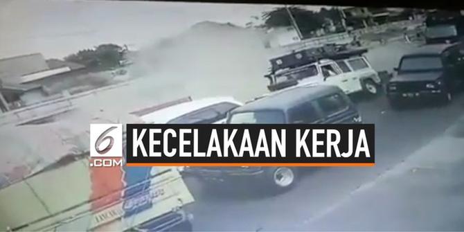 VIDEO: Jalan Ambrol, 2 Mobil Terperosok