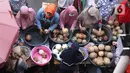 Pengunjung membeli kelapa untuk bahan makanan di pasar Kebayoran Lama, Jakarta, Selasa (11/5/2021). Warga memadati pasar tradisional demi memenuhi kebutuhan jelang Idul Fitri 1442 H. (Liputan6.com/Angga Yuniar)