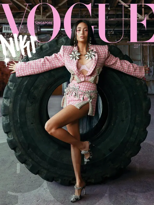 Halaman depan majalah Vogue Singapore edisi April 2023 yang memperlihatkan kecantikan Niki Zefanya.