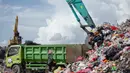 Pengelolaan sampah organik di Bali akan diarahkan untuk dilakukan lebih awal di tingkat rumah tangga dan kawasan. Tampak dalam foto, sebuah truk tiba untuk menurunkan sampah di Tempat Pembuangan Akhir (TPA) Sampah Suwung, Denpasar, Bali, pada Rabu 2 April 2026. (Lana Priatna/AFP)
