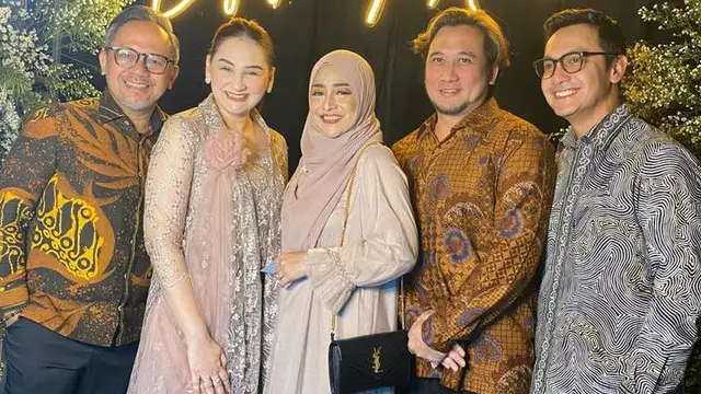 Potret Tengku Firmansyah - Cindy Fatika Sari, bersama Mona Ratuliu dan suami (Sumber: Instagram/@tengku_firmansyah)