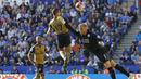 Penyerang Arsenal, Alexis Sanchez mencetak gol melalui sundulan ke gawang Leicester pada laga Liga Inggris di Stadion King Power, Inggris, Sabtu (26/9/2015). (Action Images via Reuters/Craig Brough)