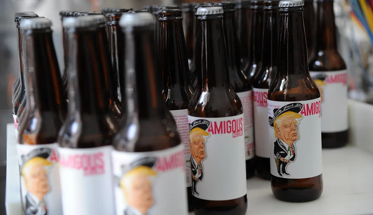 Sejumlah botol bir bergambar Presiden AS, Donald Trump di kemas di perusaahan Cru Cru Brewery di Mexico City (15/6). Botol bir ini labelnya bergambar Donald Trump dengan mengenakan pakaian bergaya Mariachi.  (AFP Photo/Bernardo Montoya)