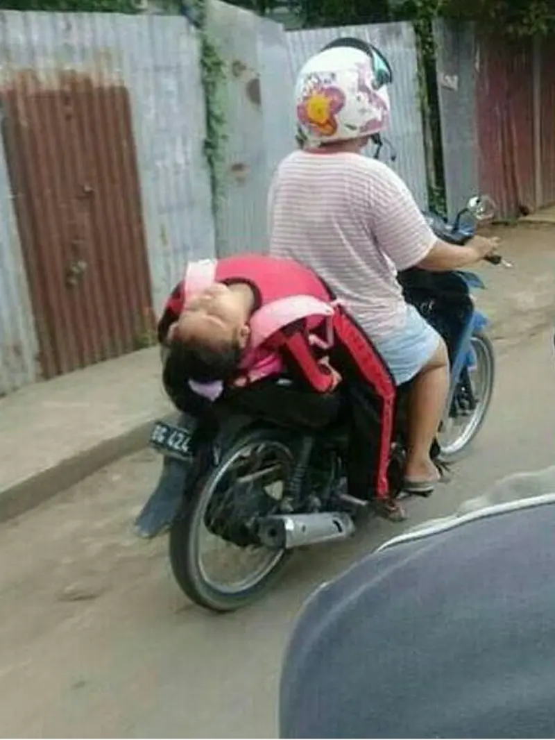 Hanya di Indonesia, 7 Tingkah Nyeleneh Anak Dibonceng Motor Bikin Ngelus Dada