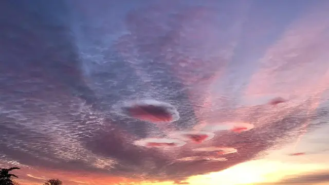 Penampakan Lubang Menakutkan di Awan Mirip UFO