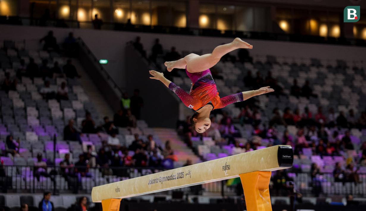 <p>Pesenam Jepang, Hwang Seohyun beraksi pada nomor balok keseimbangan dalam Kejuaraan Dunia Gimnastik 2025 di Indonesia Arena, Senayan, Jakarta, Senin (20/10/2025). (Bola.com/Bagaskara Lazuardi)</p>