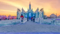 Foto pada 24 Desember 2018 menunjukkan orang-orang mengunjungi Harbin Ice Snow World di Harbin, provinsi Heilongjiang, China. Festival ini sendiri merupakan festival yang digelar setiap datangnya musim dingin di sana. (STR / AFP)