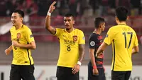 3. Guangzhou Evergrande - Klub asal Tirai Bambu ini membeli 8 pemain saat bursa transfer di bulan Januari dengan total dana mencapai 67 juta euro. Salah satu pemain yang dibeli adalah Paulinho dari Barcelona. (AFP/Toshifumi Kitamura)