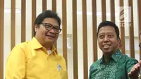 Ketum Partai Golkar Airlangga Hartarto berbincang dengan Ketum PPP Romahurmiziy di Kantor DPP PPP, Jakarta, Kamis (28/6). ). Airlangga tiba di Kantor DPP PPPP sekitar pukul 17.00 WIB. (Liputan6.com/Arya Manggala)