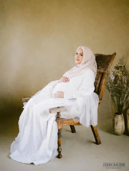 "Alhamdulillah proses nya berjalan lancar dan anak kami lahir dalam keadaan sehat walafiat,insyaAllah," lanjutnya. (Instagram/vebbypalwinta)