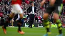 Pelatih Manchester United David Moyes (tengah) mengamati pertandingan sepak bola Liga Inggris antara Manchester United melawan Stoke City di Old Trafford,  Manchester, Sabtu (26/10/2013). (Foto: AFP/Andrew Yates)