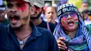 Dalam aksinya, pengunjuk rasa menentang invasi militer Israel di kawasan Gaza yang telah berlangsung sejak Oktober 2023 lalu. (Ishara S. KODIKARA/AFP)