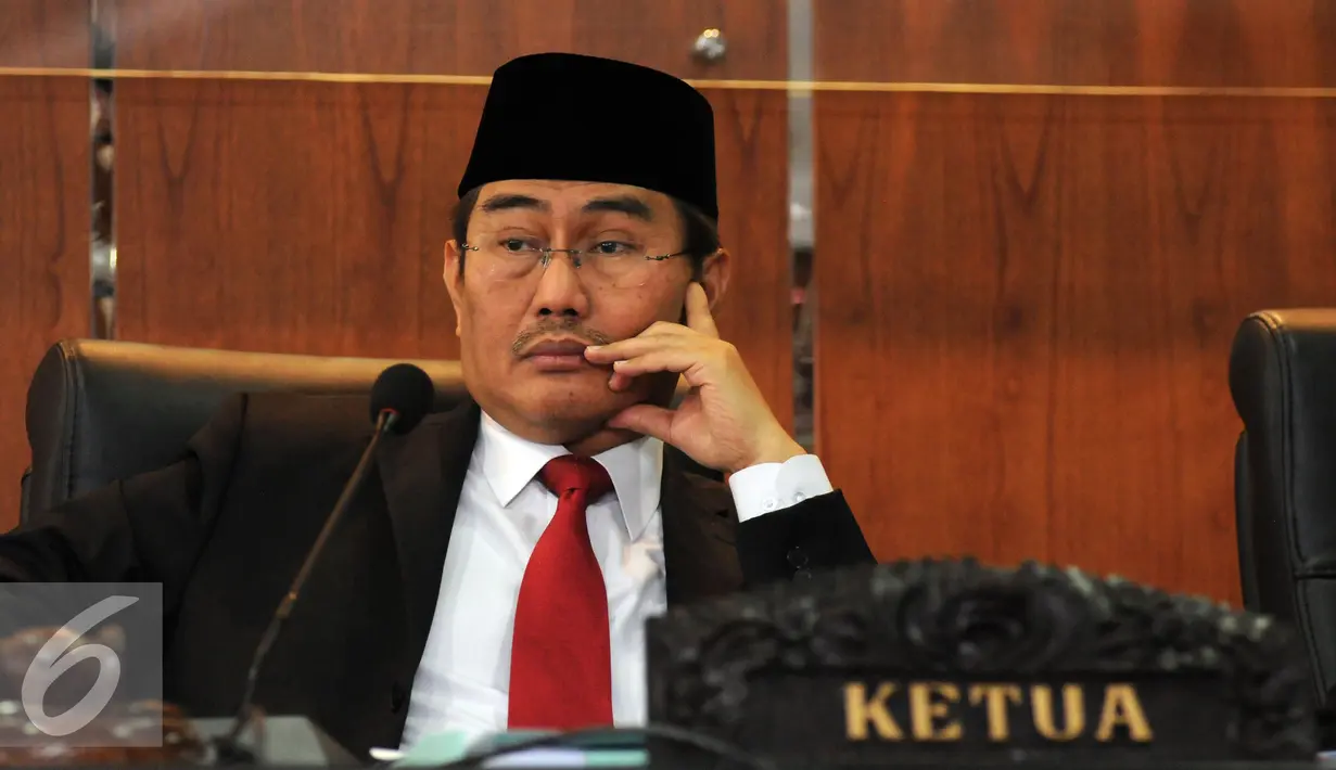 Ketua DKPP, Jimly Asshiddiqie saat memimpin sidang pengaduan pelanggaran kode etik penyelenggara pemilu dengan teradu Ketua KPU Husni Kamil Manik dan anggota KPU Sigit Pamungkas,Jakarta, Rabu (8/6/2016). (Liputan6.com/Helmi Fithriansyah)