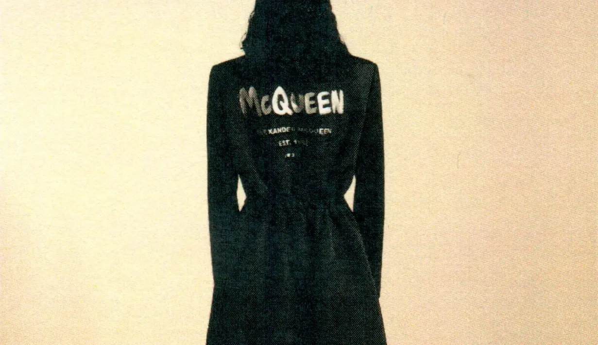 Alexander McQueen mengatakan koleksi barunya akan menjadi bagian dari narasi di masa mendatang. Saat ini masuk dalam koleksi pre-fall dan fall 2021. (Foto: Alexander McQueen)