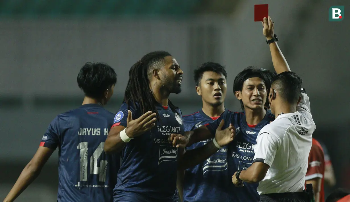 Memasuki menit keempat, petaka menghampiri tim Singo Edan yang harus bermain dengan 10 personel. Gelandang Jayus Haryono mendapat kartu merah langsung setelah menerjang kaki Sutanto Tan. (Foto: Bola.com/M Iqbal Ichsan)