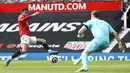 Pemain Manchester United Mason Greenwood berusaha untuk mencetak gol ke gawang Burnley pada pertandingan Liga Inggris di Stadion Old Trafford, Manchester, Inggris, Minggu (18/4/2021). Manchester United menang 3-1. (Martin Rickett/Pool via AP)