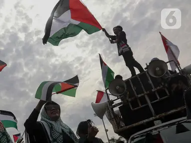 Massa aksi yang tergabung dalam Aliansi Pemuda Indonesia untuk Palestina menggelar unjuk rasa di depan Kedutaan Besar Amerika Serikat, Jakarta, Minggu (20/4/2025). (Liputan6.com/Herman Zakharia)