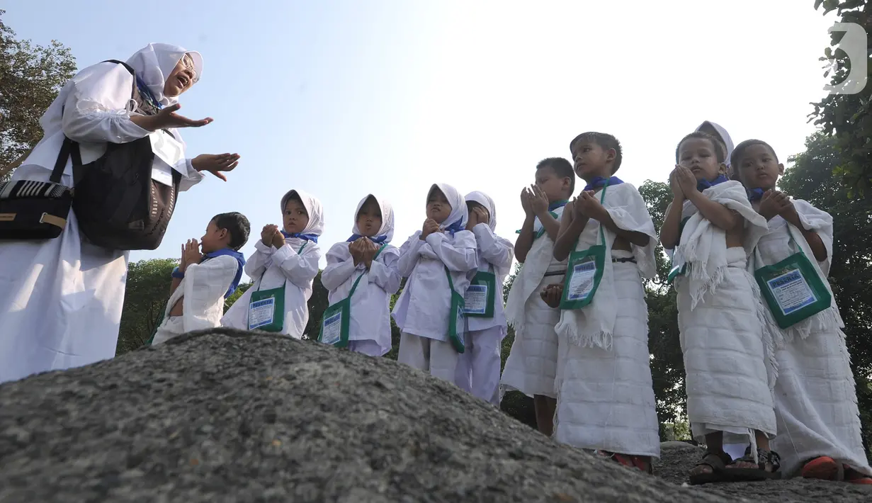 Murid-murid TK membaca doa saat latihan manasik haji se-Kota Depok di Asrama Haji Pondok Gede, Jakarta, Selasa (5/11/2019). Kegiatan yang diikuti sekitar 5000 murid TK ini dalam rangka mengenalkan ibadah lima rukun Islam, khususnya ibadah haji. (merdeka.com/Arie Basuki)