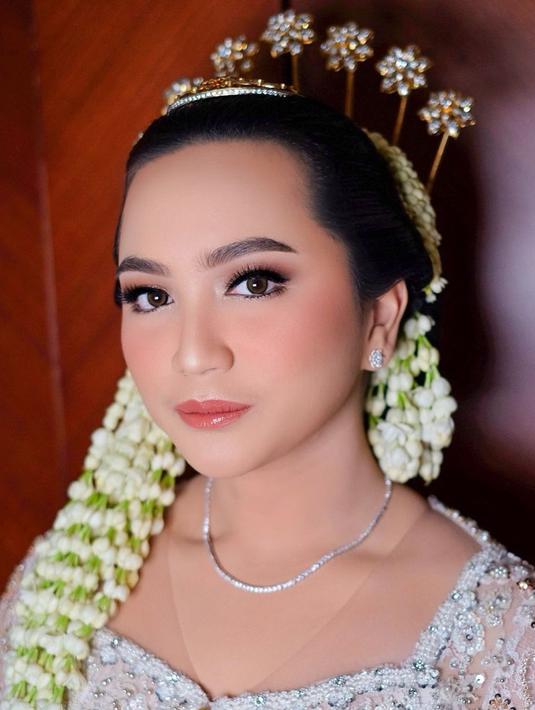 Menariknya pemain film Mencuri Raden Saleh itu tidak mengenakan paes yang menjadi ciri khas riasan pengantin Jawa. Kesannya jauh lebih sederhana, meski tetap ayu dengan ronce melati segar dan aksesori cunduk mantul berjumlah tujuh buah. (Liputan6.com/IG/@jasminelishava)