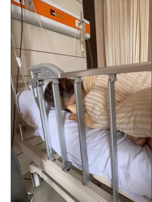 6 Potret Chika Jessica Dampingi Ibunda yang Sakit Stroke, Minta Doa Kesembuhan