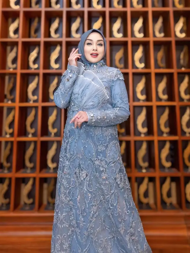 5 Pesona Gamis Biru Berpayet Terry Putri di Acara Spesial, Anggun dan Glamor