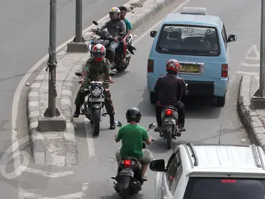 Pengendara motor saat melawan arus di kawasan Tanah Abang, Jakarta, Selasa (9/6/2015). Polda metro Jaya kembali mengajukan denda maksimal untuk tiga pelanggaran seperti parkir liar, melawan arus, menaiki-menurunkan penumpang. (Liputan6.com/Johan Tallo)