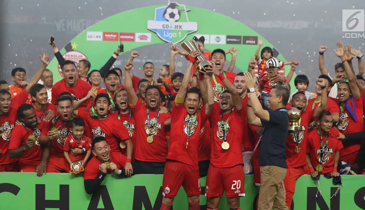 Kapten tim Persija, Ismed Sofyan dan Bambang Pamungkas mengangkat piala Liga 1 Indonesia usai menumbangkan Mitra Kukar di Stadion GBK, Jakarta, Minggu (9/12). Persija meraih juara Liga 1 Indonesia 2018 dengan 62 poin. (Liputan6.com/Helmi Fithriansyah)