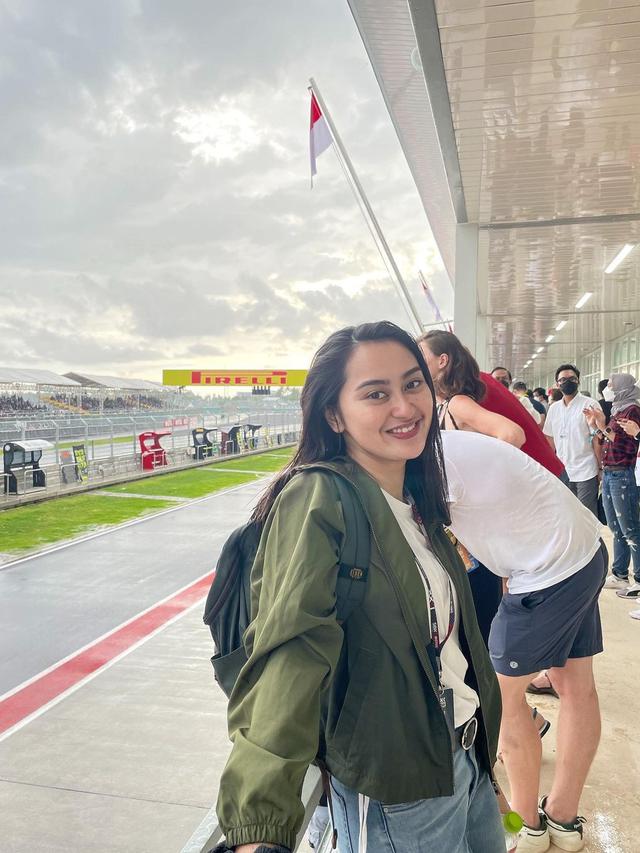 6 Potret Memes Prameswari Nonton WSBK di Sirkuit Mandalika, Foto Bareng Pembalap