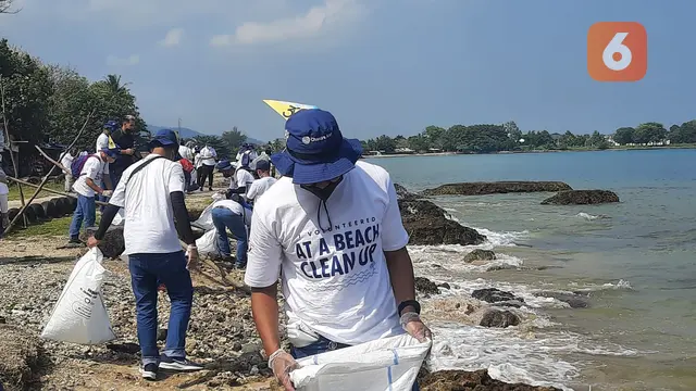 TNI, Polri, Masyarakat dan Pegawai PT Chandra Asri Petrochemical Bersihkan Sampah Di Pantai Paku, Anyer. (Kamis, 15/09/2022). (Yandhi Deslatama/Liputan6.com)