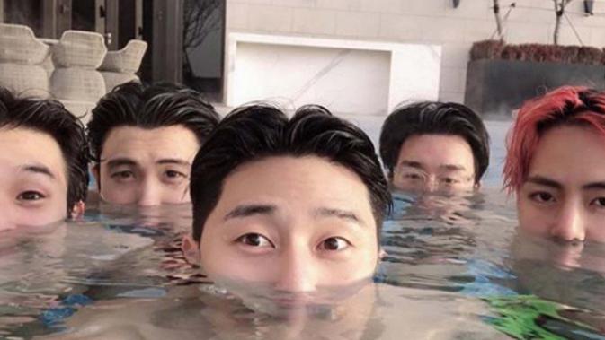 Persahabatan V BTS, Park Seo Joon, dan Choi Woo Shik kerap kali ditunjukkan dengan unggahan Park Seo Joon di akun Instagram-nya. (Liputan6.com/IG/@bn_sj2013)