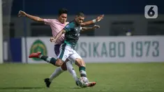 Gelandang Persikabo 1973, Ciro Henrique (kanan) berebut bola dengan gelandang Persik Kediri, Ahmad Agung saat laga pekan ketiga BRI Liga 1 2021/2022 di Stadion Wibawa Mukti, Cikarang, Jumat (17/09/2021). Persikabo 1973 dan Persik Kediri harus puas bermain imbang 2-2. (Bola.com/Bagaskara Lazuardi)