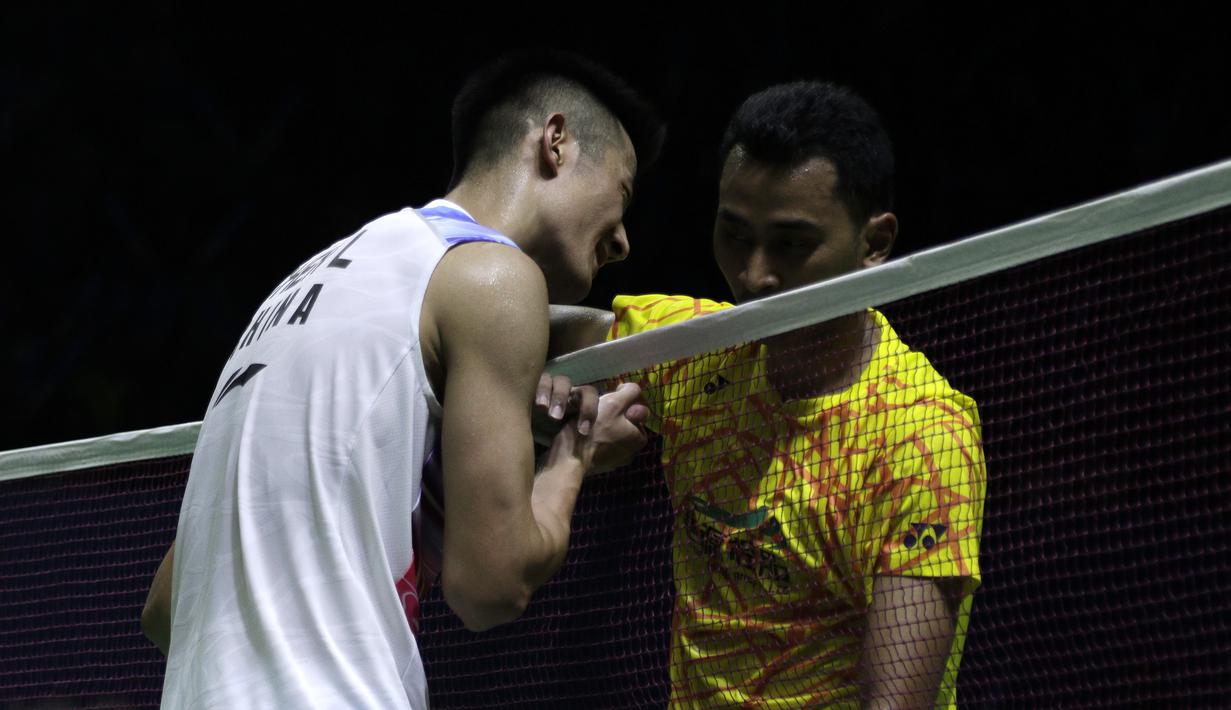 Tunggal putra Indonesia, Tommy Sugiarto, bersalaman dengan pebulutangkis China, Chen Long, pada Blibli Indonesia Open 2019 di Istora Senayan, Jakarta, Rabu (17/7). Tommy kalah 22-20, 14-21 dan 21-17. (Bola.com/Yoppy Renato)