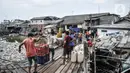 Aktivitas nelayan saat bongkar muat ikan di dermaga Kalibaru, Cilincing, Jakarta, Rabu (23/3/2022). PT Perikanan Indonesia (Persero) mengungkapkan sejumlah jenis ikan mengalami kenaikan harga berkisar Rp1.000-Rp2.000 per kg akibat tingginya permintaan jelang Ramadan. (merdeka.com/Iqbal S Nugroho)
