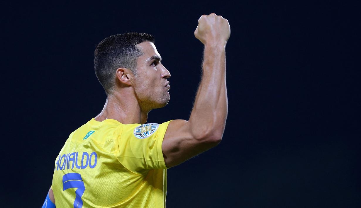 Pemain Al Nassr, Cristiano Ronaldo melakukan selebrasi setelah mencetak gol melalui tendangan penalti ke gawang Al Shorta pada laga semifinal Liga Champions Arab 2023 di Prince Sultan bin Abdul Aziz Stadium, Abha, 9 Agustus 2023. Al Nassr sukses melaju ke babak final setelah menang dengan skor 1-0. (AFP/Abdullah Mahdi)