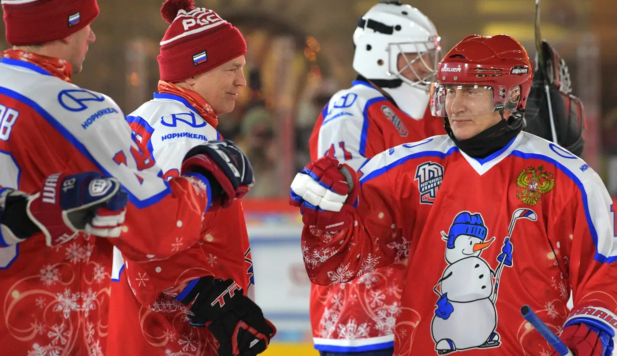 Presiden Rusia Vladimir Putin ambil bagian dalam pertandingan eksihibisi Night Hockey League di gelanggang es di Lapangan Merah, Moskow, Rabu (25/12/2019). Night Hockey  merupakan turnamen berisi gabungan klub dan pemain amatir. (Alexey DRUZHININ/SPUTNIK/AFP)