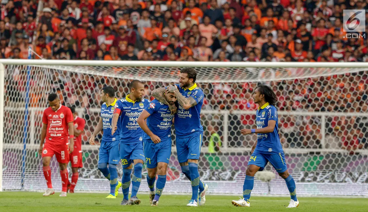 Pemain Persib Bandung merayakan gol yang dicetak Artur Gevonrkyan ke gawang Persija Jakarta pada laga pekan kedelapan Shopee Liga 1 2019 di Stadion Utama Gelora Bung Karno, Senayan, Jakarta, Rabu (10/7/2019). Persija dan Persib bermain imbang. (bola.com/Yoppy Renato)