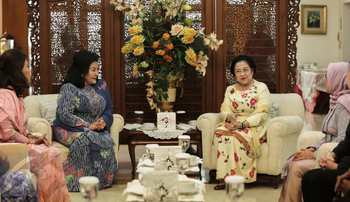 Presiden ke-5 RI Megawati Soekarnoputri didampingi beberapa menteri kabinet kerja mengadakan pertemuan dengan istri PM Malaysia Najib Razak, Rosmah Mansor di kediaman Megawati, Jalan Teuku Umar, Jakarta Pusat, Selasa (7/3). (Liputan6.com/Faizal Fanani)