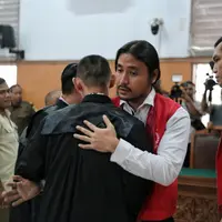 Ello ditangkap di kediamannya di kawasan Jagakarsa Minggu 6 Agustus 2017 silam. Penyanyi tersebut diamankan Satuan Narkotika Polres Metro Jakarta Selatan dengan barang bukti ganja seberat 4,25 gram. (Adrian Putra/Bintang.com)