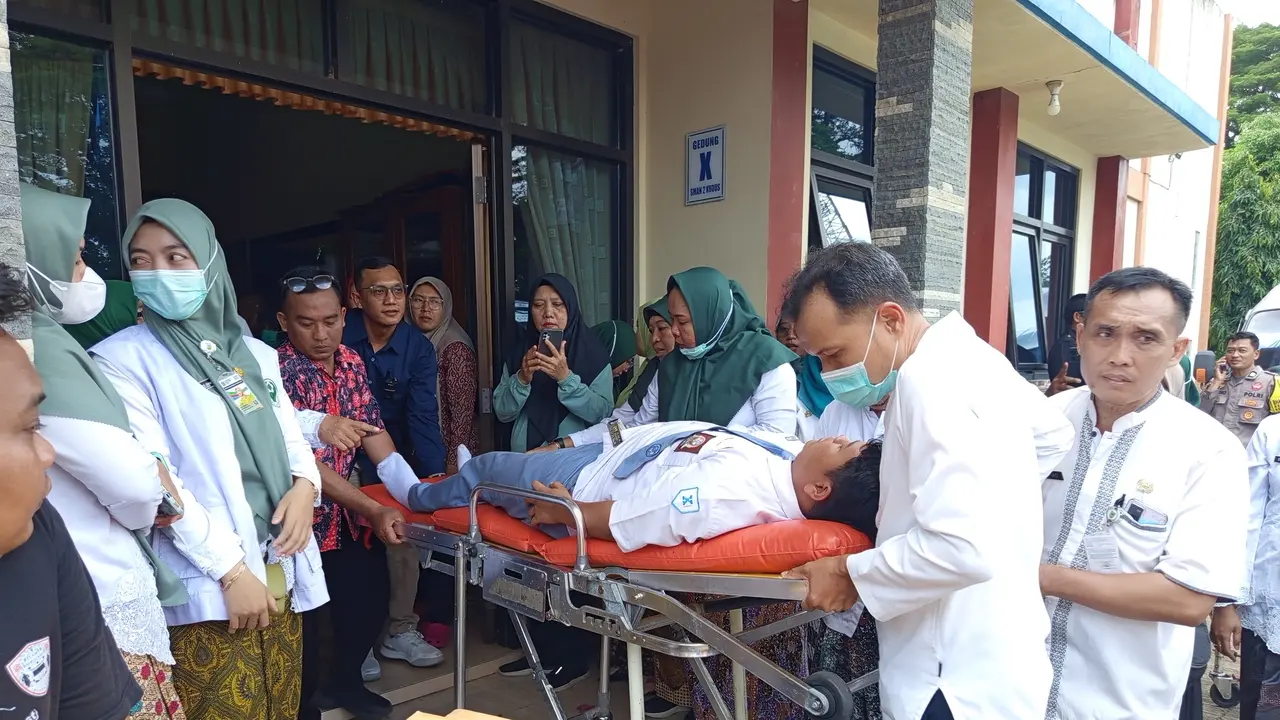 Kasus keracunan massal di SMA 2 Kudus yang menghebohkan warga