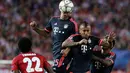 Pemain Bayern Munchen berusaha menghalau bola tendangan pemain Atletico Madrid pada leg pertama semifinal Liga Champions di Stadion Vicente Calderon, Madrid, Kamis (28/4/2016) dini hari WIB. (AFP/Cesar Manso)