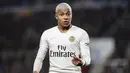 Striker Paris Saint Germain (PSG), Kylian Mbappe, saat melawan RC Strasbourg pada laga Liga 1 Prancis di Stadion Stade de la Meinau, Rabu (5/12). Kedua tim bermain imbang 1-1. (AP/Jean-Francois Badias)