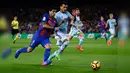 Suarez (kiri) berusaha melewati hadangan pemain Celta Vigo dalam lanjutan Liga Spanyol pekan ke-26 di Stadion Camp Nou, Minggu (5/3). Barca pesta gol ke gawang  Celta Vigo dengan skor 5-0. (AP PHOTO)
